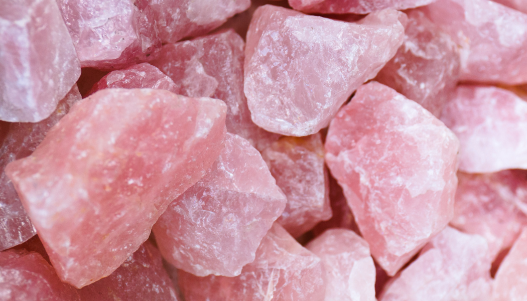 Raw rose quartz crystal stones