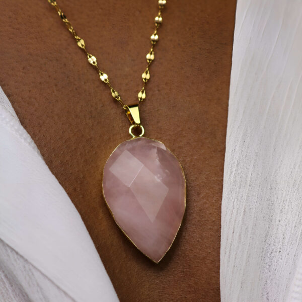 Beautiful teardrop rose quartz necklace