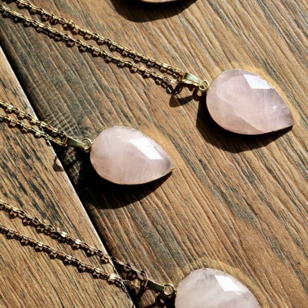 Beautiful teardrop rose quartz necklace