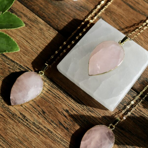 Beautiful teardrop rose quartz necklace