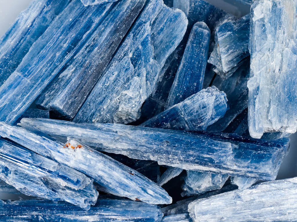 Expressing your truth with blue kyanite: unlocking the power of the throat chakra